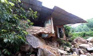 Nha Trang rà soát nơi nguy cơ sạt lở, Hà Tĩnh cấm tàu ra khơi phòng bão số 13