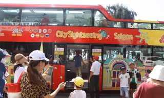 Khách du lịch lên xe buýt 2 tầng đi ngắm cảnh Nha Trang.