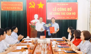 Trao quyết định của Ban Bí thư Trung ương Đảng về nhân sự tại tỉnh Khánh Hòa