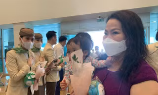 Những du khách quốc tế đầu tiên xuống Sân bay quốc tế Cam Ranh
