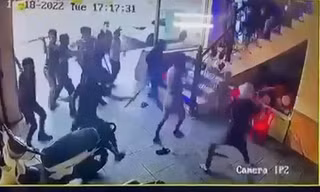 [CLIP] Giang hồ 'đổ bộ' quán karaoke, vác hung khí chém người tới tấp 