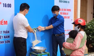 Tỉnh đoàn Khánh Hoà phối hợp với Tập đoàn Phúc Sơn tặng gạo cho người nghèo