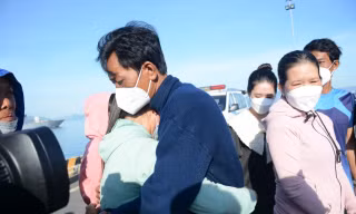 Năm ngư dân Bình Thuận ăn rong biển, uống nước mặn để sống suốt 12 ngày
