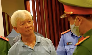 CSĐT Công an tỉnh Khánh Hoà đọc lệnh khởi tố, bắt tạm giam ông Nguyễn Chiến Thắng trước đó. 
