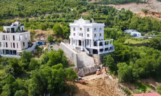 Chủ nhân biệt thự sạt lở tại dự án Nha Trang Seapark đang gia cố lại khu vực bị sạt lở. Ảnh LỮ HỒ.