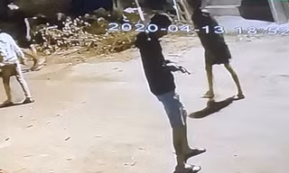 Đối tượng Nguyễn Quốc Dũng mang theo vật giống súng khi tham gia đánh nhau. Ảnh chụp lại clip do người dân cung cấp.