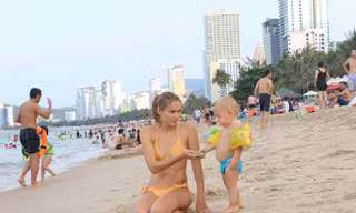 Du khách Nga tắm biển tại vịnh Nha Trang