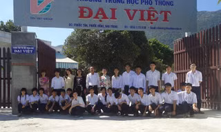 Thầy trò trường THPT Đại Việt chụp ảnh lưu niệm. Ảnh THPT Đại Việt.