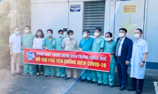 Đoàn công tác Bệnh viện Trung ương Huế đến Phú Yên hỗ trợ công tác chống dịch COVID - 19. Ảnh do Sở TT-TT Phú Yên cung cấp.