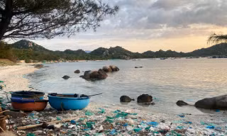 Bãi biển đẹp như Maldives ở vịnh Cam Ranh bị 'nghĩa địa rác' tàn phá