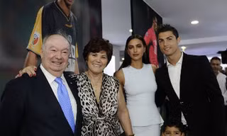 Ronaldo tình tứ với bạn gái trong lễ khai trương bảo tàng