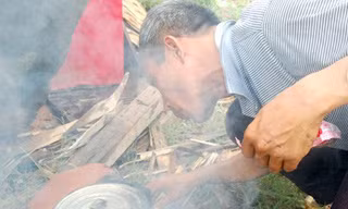 Những người cha sống trong cống, nhặt cỏ thuê nuôi con