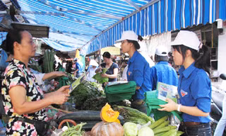 Đoàn viên thanh niên tuyên truyền người dân bảo vệ môi trường Ảnh: N.H