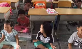 Thay vì ngủ trên giường sắt ở kí túc xá, các em học sinh tiểu học ở Quảng Đông, Trung Quốc sẽ ngồi thiền ngay trong lớp