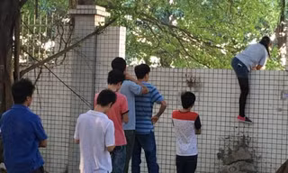 Các nhân viên của khu công nghiệp phải trèo tường đi làm suốt 2 năm qua