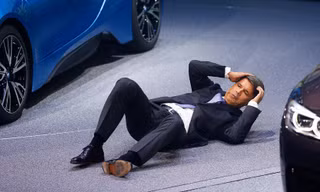 Ông Haral Kruger, CEO của BMW ngất khi đang phát biểu
