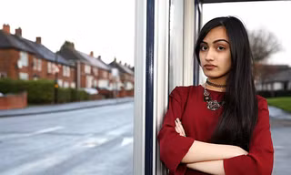 Zahra Sadiq bị đuổi khỏi xe bus vì trang điểm quá đậm