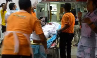 Các nhân viên cứu hộ đang đưa nạn nhân vụ đánh bom tới bệnh viện Rangae, tỉnh Narathiwat