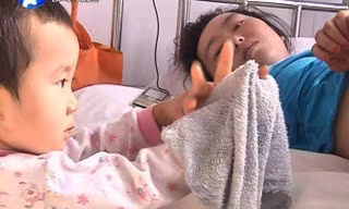 Bé Qianqian 1 tay chăm mẹ trong viện