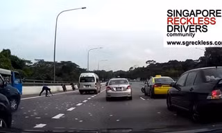 Tiền rơi đầy trên đường ở Singapore