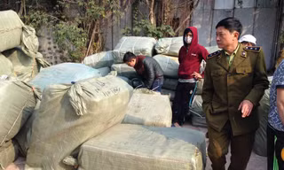 Lực lượng chức năng kiểm tra lô hàng
