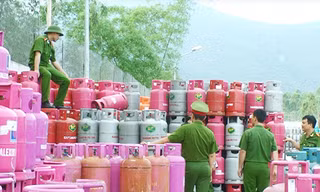 Hàng vạn bình gas bị chiếm giữ trái phép tại Cty TNHH Dầu khí Thanh Hoá. Ảnh: PLVN