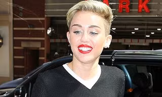 Miley Cyrus kiên quyết không chịu mặc áo ngực