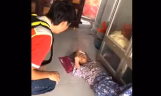 Công an vào cuộc vụ nghịch tử đánh mẹ dã man