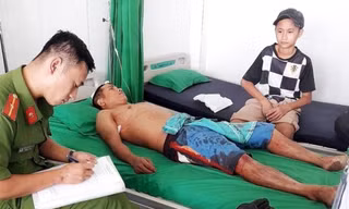 Truy đuổi kẻ trộm gương ô tô, hai người dân bị đâm gục giữa đường