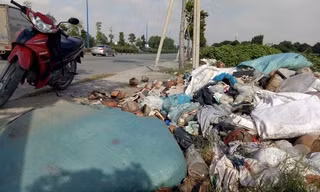 Đường huyết mạch biến thành bãi chứa rác thải nguy hại