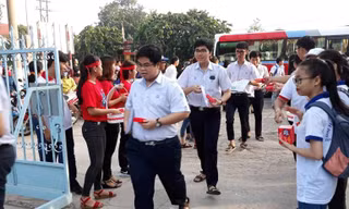 Đồng ý để cán bộ coi thi chép bài giúp thí sinh ở Bình Dương