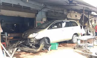 Ô tô 7 chỗ lao vào quán ăn khiến nhiều người bị thương