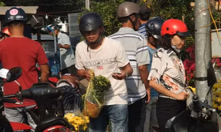 Người dân chen nhau mua hoa kiểng xả hàng ngày 30 Tết