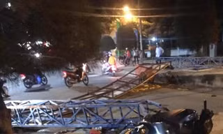 Thanh niên đi xe SH tông đổ cổng chào nằm bất động