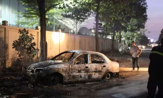 Chiếc xe bị cháy trơ khung 