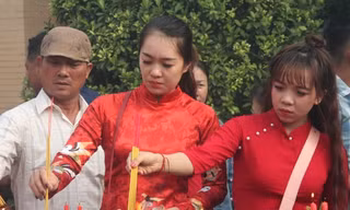Vạn người đổ về chùa Bà Thiên Hậu cầu bình an năm mới
