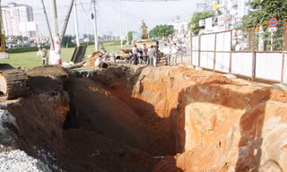 Ba công nhân bị chôn vùi dưới hố công trình