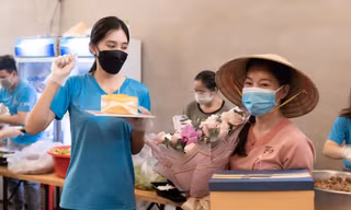 Hoa hậu Tiểu Vy được tặng quà là gạo, nước mắm trong ngày sinh nhật giữa mùa dịch