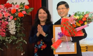 Thứ trưởng Nguyễn Thị Nghĩa (bìa trái) trao quyết định của Bộ GD&ĐT công nhận tỉnh TT-Huế đạt chuẩn phổ cập GDMN cho trẻ 5 tuổi. Ảnh: H.N.M