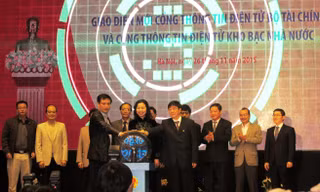 Bà Vũ Thị Mai - Thứ Trưởng bộ Tài chính, Ông Vi Quang Đạo - Tổng Giám đốc Cổng Thông tin điện tử Chính phủ, Ông Nguyễn Hồng Hà - Tổng Giám đốc Kho bạc nhà nước đã bấm nút khai trương Giao diện mới Cổng TTĐT Bộ Tài chính và Cổng TTĐT Kho bạc Nhà nước.