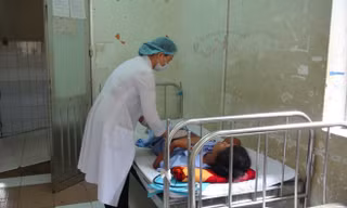 Chị Dơn đang được các bác sỹ chăm sóc tại bệnh viện