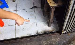 Thời gian gần đây, các loại "bom bẩn" gồm mắm tôm, dầu luyn, cá chết,...hay được các đối tượng đòi nợ dùng để "khủng bố" tinh thần "con nợ"