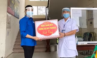 Sinh viên trao hàng nghìn tấm chắn giọt bắn cho tuyến đầu chống dịch