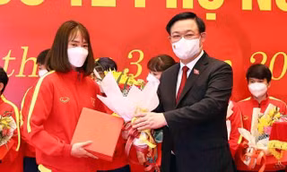 Chủ tịch Quốc hội Vương Đình Huệ tặng quà cho đại diện Đội tuyển bóng đá nữ Việt Nam, Huấn luyện viên Mai Đức Chung, đại diện lãnh đạo Bộ VHTT&DL, Liên đoàn Bóng đá Việt Nam. Ảnh: Quochoi.vn
