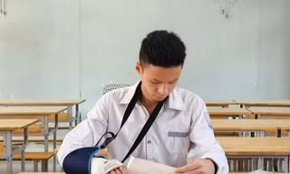 Nam sinh gãy tay nhờ người chép hộ đạt điểm thi ấn tượng
