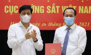 Thứ trưởng GTVT Nguyễn Ngọc Đông (trái) trao Quyết định cho Phó Cục trưởng Đường sắt Trần Thiện Cảnh.