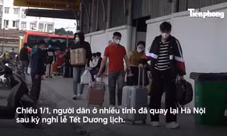Tay xách nách mang, người dân quay lại Thủ đô sau kỳ nghỉ Tết dương lịch