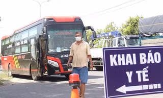 Ùn tắc ở chốt kiểm soát dịch, tài xế dấn chân ga hàng tiếng đồng hồ vào thành phố 