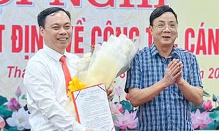 Ông Lê Huy Nhận quyết định bổ nhiệm. (ảnh: T.N)