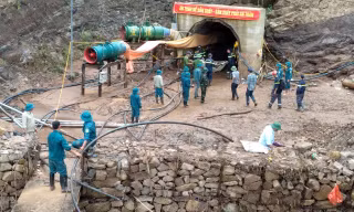 Công nhân mắc kẹt trong hầm thủy điện: Điều thêm máy bơm, moi bùn, tiếp cận người gặp nạn